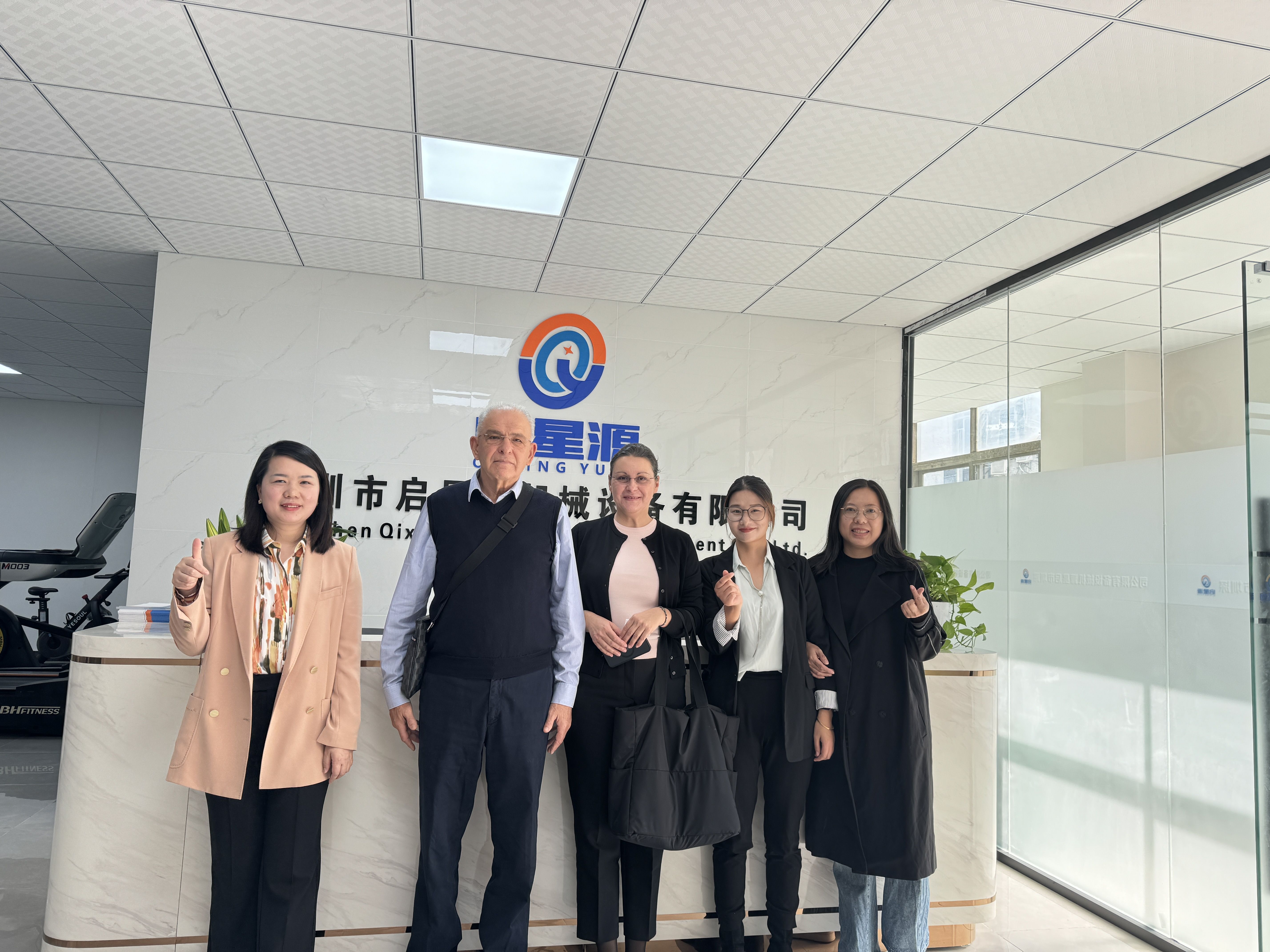 Srdečne vítajte pán SAVO a pani Irena, aby navštívili Shenzhen Qixingyuan Machinery Equipment Co., Ltd.