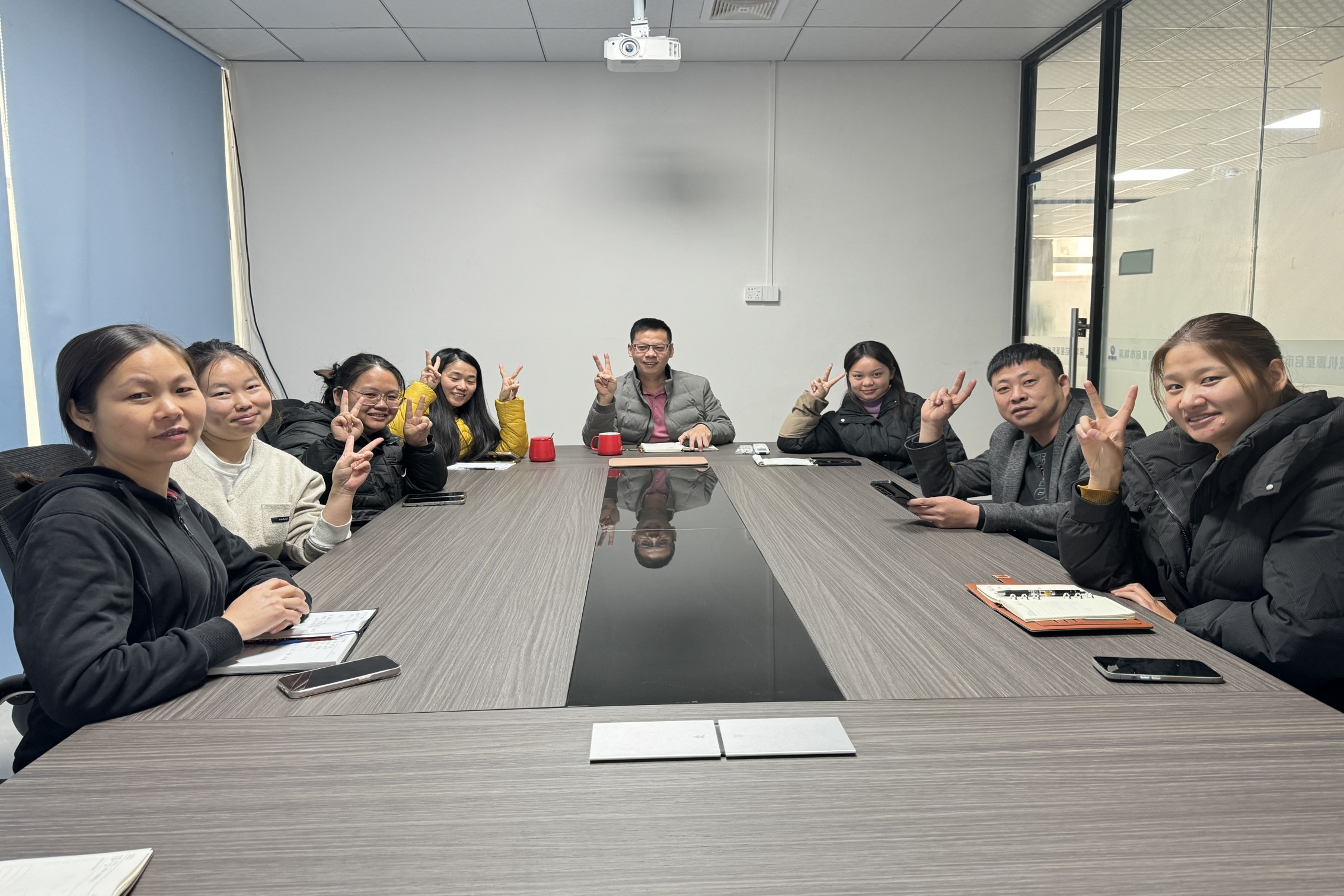 Spoločnosť Shenzhen Qixingyuan Company je držiteľom výročného súhrnného stretnutia, tešíme sa na ciele Nového roka